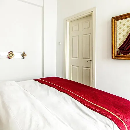 Lovely Flat In Cihangir Near Public Transportation Апартаменты *